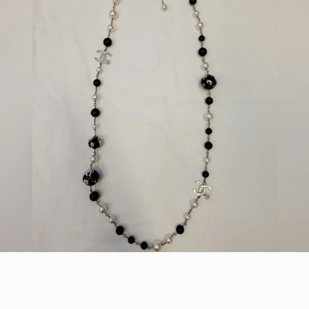 CHANEL Black‎ and Cream Pearl Necklace